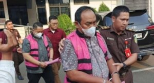 Dua tersangka dugaan korupsi pemasangan sambungan air bersih Perumda Tirta Bhagasasi digiring menuju Lapas Kelas IIA Cikarang usai ditetapkan sebagai tersangka oleh Kejari Kabupaten Bekasi.
