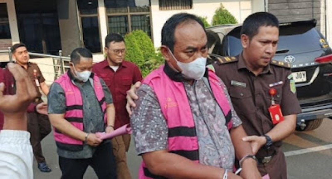 Dua tersangka dugaan korupsi pemasangan sambungan air bersih Perumda Tirta Bhagasasi digiring menuju Lapas Kelas IIA Cikarang usai ditetapkan sebagai tersangka oleh Kejari Kabupaten Bekasi.