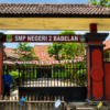Rekaman CCTV memperlihatkan dua pelaku membawa pagar besi milik SMP Negeri 02 Babelan menggunakan sepeda motor pada dini hari.