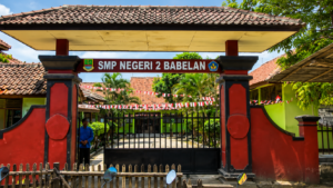 Rekaman CCTV memperlihatkan dua pelaku membawa pagar besi milik SMP Negeri 02 Babelan menggunakan sepeda motor pada dini hari.
