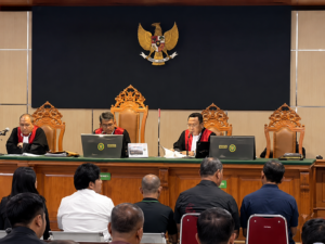 Suasana sidang lanjutan dugaan korupsi ijon proyek di Pengadilan Tipikor Bandung yang menghadirkan dua saksi ahli dari bidang hukum pidana dan hukum perdata.