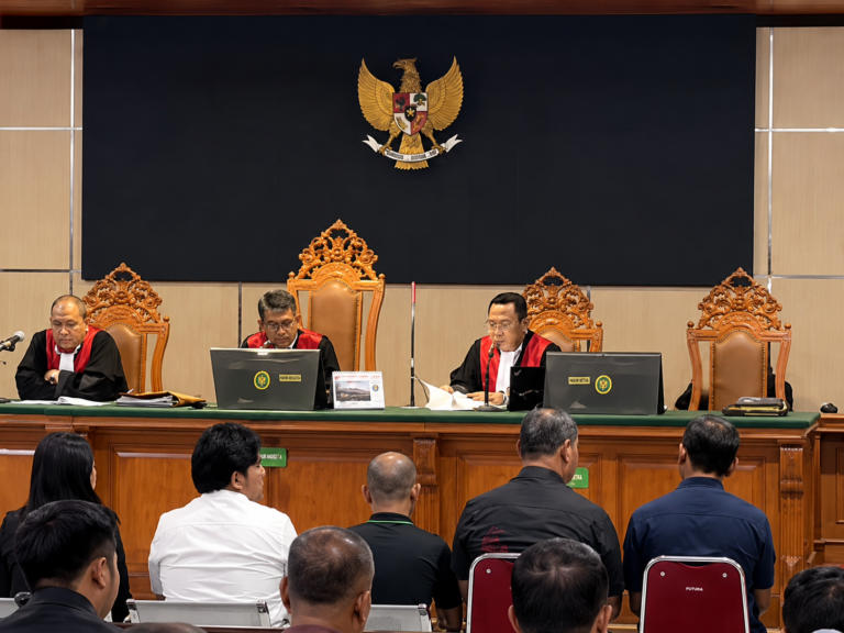 Suasana sidang lanjutan dugaan korupsi ijon proyek di Pengadilan Tipikor Bandung yang menghadirkan dua saksi ahli dari bidang hukum pidana dan hukum perdata.