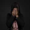Ilustrasi kekerasan dalam hubungan. Seorang perempuan di Cikarang mengaku disekap dan dianiaya kekasihnya selama sepekan hingga nekat melarikan diri melalui jendela kontrakan.