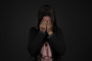 Ilustrasi kekerasan dalam hubungan. Seorang perempuan di Cikarang mengaku disekap dan dianiaya kekasihnya selama sepekan hingga nekat melarikan diri melalui jendela kontrakan.
