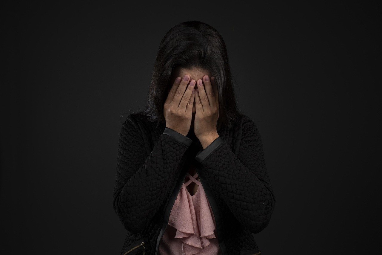 Ilustrasi kekerasan dalam hubungan. Seorang perempuan di Cikarang mengaku disekap dan dianiaya kekasihnya selama sepekan hingga nekat melarikan diri melalui jendela kontrakan.