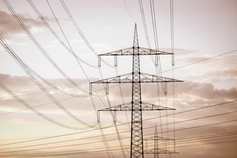 Ilustrasi petugas PLN melakukan pemeliharaan jaringan listrik. Sejumlah wilayah di Kecamatan Cikarang dijadwalkan mengalami pemadaman listrik pada Rabu, 8 Juli 2026.