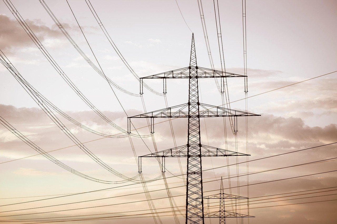 Ilustrasi petugas PLN melakukan pemeliharaan jaringan listrik. Sejumlah wilayah di Kecamatan Cikarang dijadwalkan mengalami pemadaman listrik pada Rabu, 8 Juli 2026.