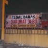 Aktivitas truk pengangkut material di kawasan Tegal Danas, Cikarang Pusat. DPRD Kabupaten Bekasi mengancam menutup sementara batching plant yang tetap melanggar aturan operasional.