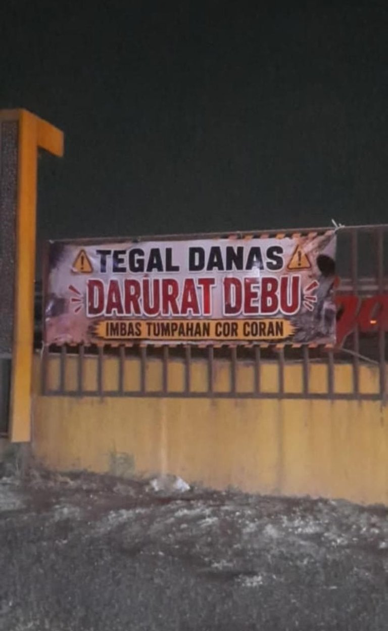 Aktivitas truk pengangkut material di kawasan Tegal Danas, Cikarang Pusat. DPRD Kabupaten Bekasi mengancam menutup sementara batching plant yang tetap melanggar aturan operasional.