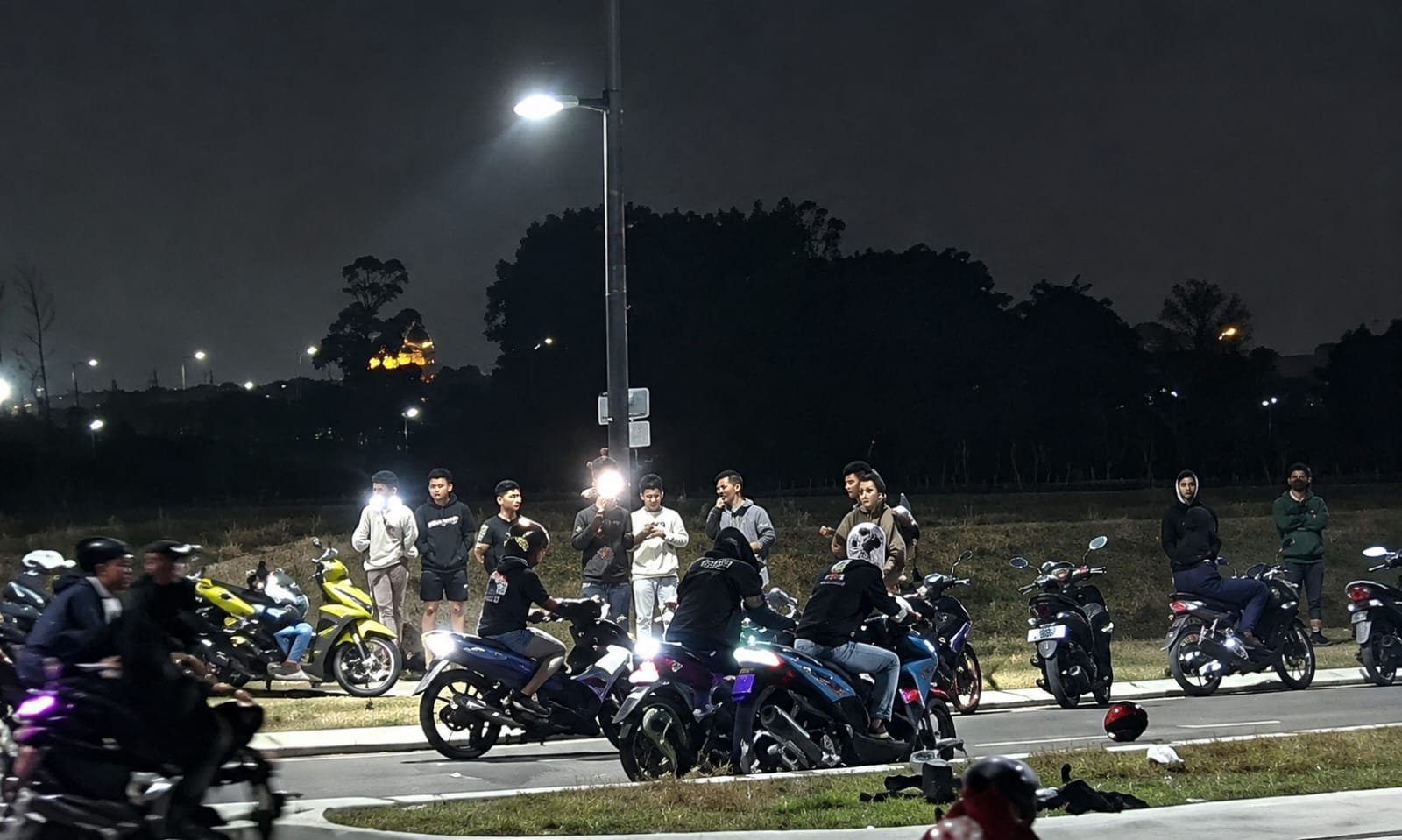 Aktivitas kendaraan di kawasan Kota Deltamas, Cikarang Pusat. Warga mengeluhkan dugaan aksi kebut-kebutan yang berlangsung hingga dini hari.