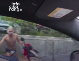 Heboh! Pengendara Motor Berkostum Tuyul Melintas di Siang Bolong Surabaya, Videonya Viral di Media Sosial
