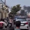 Kepulan asap hitam terlihat membumbung dari kebakaran sebuah lapak di depan Masjid Nurul Yaqin, Kecamatan Karangbahagia, Kabupaten Bekasi, Minggu (2/8/2026).