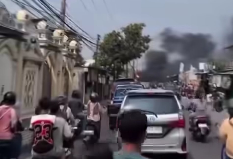 Kepulan asap hitam terlihat membumbung dari kebakaran sebuah lapak di depan Masjid Nurul Yaqin, Kecamatan Karangbahagia, Kabupaten Bekasi, Minggu (2/8/2026).