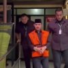 Bupati Bekasi nonaktif Ade Kuswara menjalani persidangan perkara dugaan suap proyek Tahun Anggaran 2025. Jaksa Penuntut Umum menuntut hukuman tujuh tahun penjara.