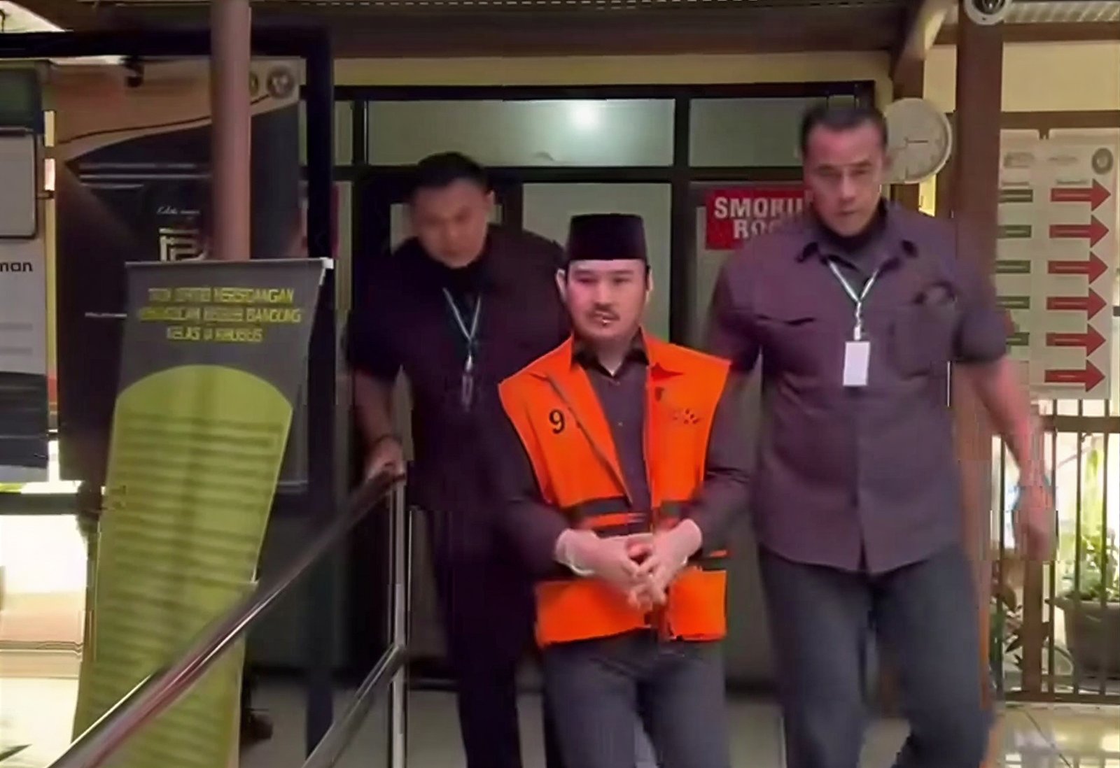 Bupati Bekasi nonaktif Ade Kuswara menjalani persidangan perkara dugaan suap proyek Tahun Anggaran 2025. Jaksa Penuntut Umum menuntut hukuman tujuh tahun penjara.