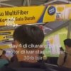 Penumpang berjalan di area Stasiun Cikarang. Keluhan mengenai tarif parkir motor di sekitar stasiun viral setelah seorang pengguna media sosial mengaku harus membayar Rp30 ribu.