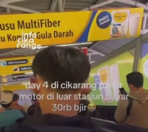 Penumpang berjalan di area Stasiun Cikarang. Keluhan mengenai tarif parkir motor di sekitar stasiun viral setelah seorang pengguna media sosial mengaku harus membayar Rp30 ribu.