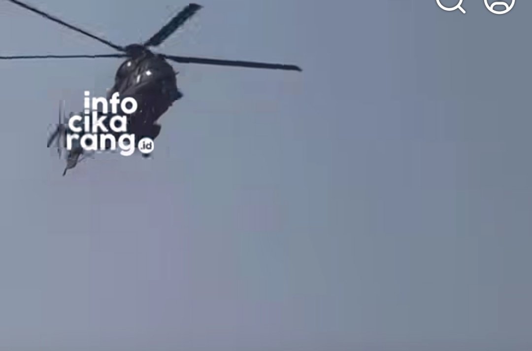 Helikopter terlihat melintas di kawasan Lippo Cikarang, Cikarang, Kabupaten Bekasi, pada Selasa (11/8/2026), saat agenda kunjungan Presiden Prabowo Subianto ke fasilitas ALVA di Cikarang.