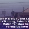 Sebuah mobil terlihat berada di area jalur rel kereta api di Cikarang, Kabupaten Bekasi, hingga akhirnya terjebak saat perlintasan ditutup.