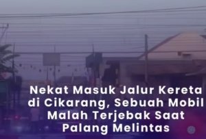 Sebuah mobil terlihat berada di area jalur rel kereta api di Cikarang, Kabupaten Bekasi, hingga akhirnya terjebak saat perlintasan ditutup.