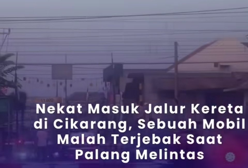 Sebuah mobil terlihat berada di area jalur rel kereta api di Cikarang, Kabupaten Bekasi, hingga akhirnya terjebak saat perlintasan ditutup.