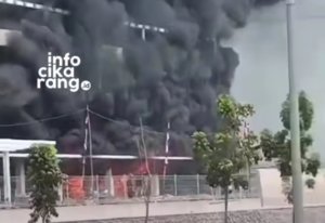 Kebakaran terjadi di area PT Everpro, Kawasan Industri Suryacipta Karawang, Kamis (13/8/2026). Asap tebal terlihat membumbung tinggi dari lokasi kejadian.