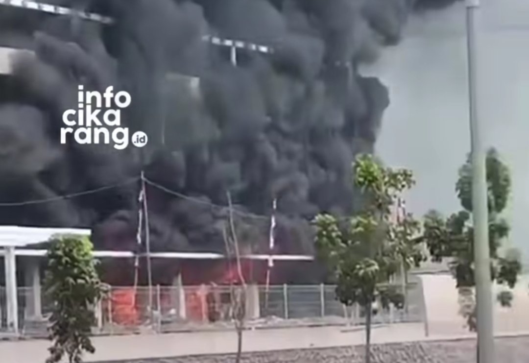 Kebakaran terjadi di area PT Everpro, Kawasan Industri Suryacipta Karawang, Kamis (13/8/2026). Asap tebal terlihat membumbung tinggi dari lokasi kejadian.