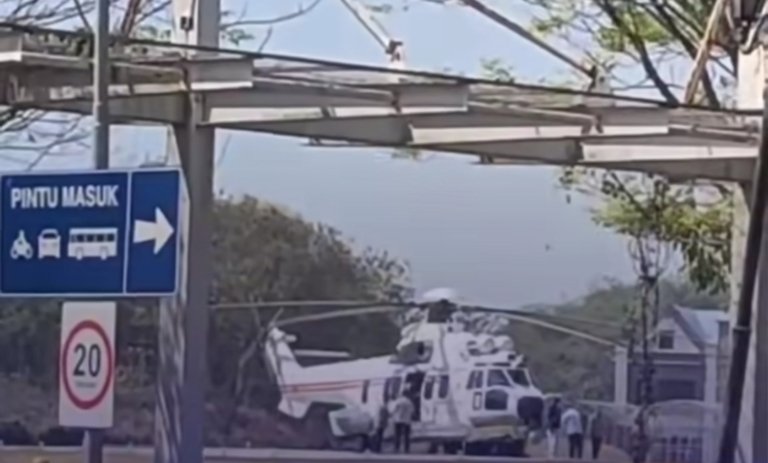 Presiden Prabowo Tiba di Cikarang, Warga Rekam Kedatangannya dari Kejauhan