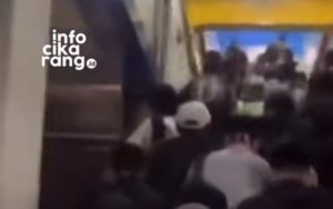 Suasana penumpang berdesakan saat menaiki tangga di Stasiun Tambun, Kamis (13/8/2026).