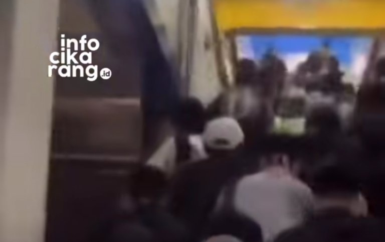 Suasana penumpang berdesakan saat menaiki tangga di Stasiun Tambun, Kamis (13/8/2026).