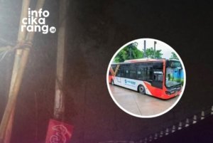 Pengguna Transjakarta menunggu bus di kawasan Cikarang. Minimnya halte dan penerangan di sejumlah titik menjadi keluhan warga, terutama saat malam hari.