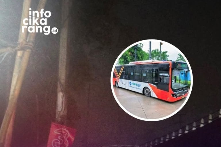 Pengguna Transjakarta menunggu bus di kawasan Cikarang. Minimnya halte dan penerangan di sejumlah titik menjadi keluhan warga, terutama saat malam hari.