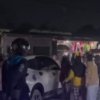 Tangkapan layar video yang memperlihatkan perselisihan antara pengendara motor dan pengemudi mobil di jalan. Dalam kejadian tersebut, seorang pemotor diduga membawa senjata tajam.