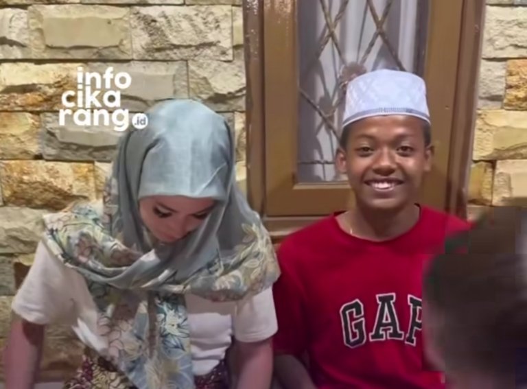 Momen haru seorang perempuan asal Australia saat menemui keluarga kekasihnya di Indonesia untuk melangsungkan prosesi lamaran dan pertunangan.