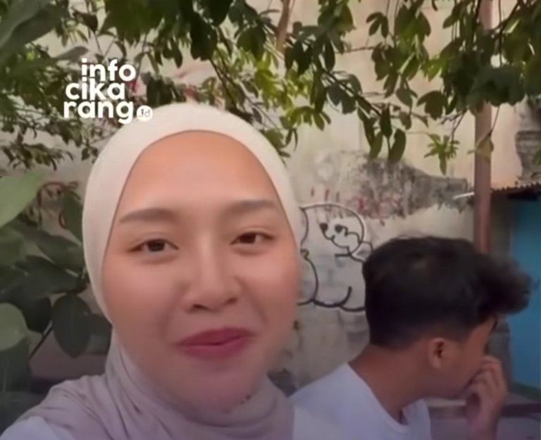 Kreator asal Bandung Rahmania melalui proyek Touch Up Gerobak UMKM yang membantu mempercantik tampilan dan branding gerobak pedagang.