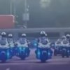 Gerbang kompleks DPR RI terlihat terbuka saat iring-iringan kendaraan polisi melintas pada Jumat, 14 Agustus 2026.