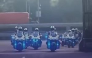 Gerbang kompleks DPR RI terlihat terbuka saat iring-iringan kendaraan polisi melintas pada Jumat, 14 Agustus 2026.
