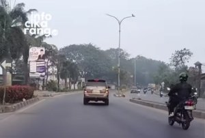 Kecelakaan lalu lintas terjadi di Jalan Pantura Kedungwaringin, Bekasi, Minggu pagi (16/8/2026). Warga menyebut mobil diduga berbelok mendadak di lokasi kejadian.