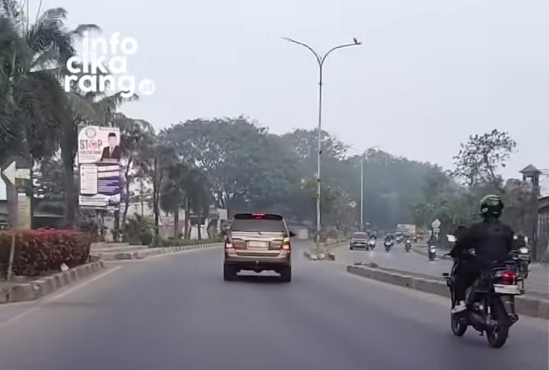Kecelakaan lalu lintas terjadi di Jalan Pantura Kedungwaringin, Bekasi, Minggu pagi (16/8/2026). Warga menyebut mobil diduga berbelok mendadak di lokasi kejadian.