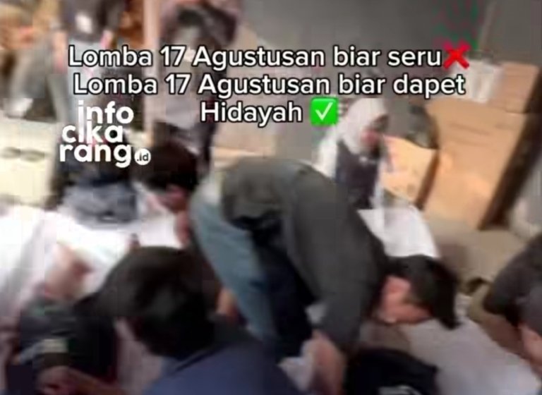 Suasana lomba mengkafani jenazah dalam rangkaian kegiatan 17 Agustusan. Lomba unik tersebut menjadi pengingat tentang kehidupan dan kematian.