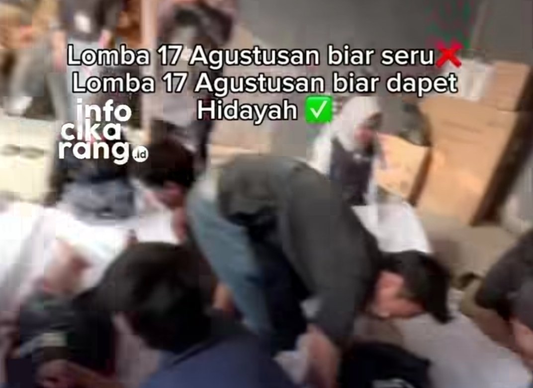 Suasana lomba mengkafani jenazah dalam rangkaian kegiatan 17 Agustusan. Lomba unik tersebut menjadi pengingat tentang kehidupan dan kematian.