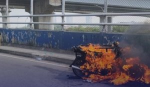 Sebuah motor dengan bak di samping terbakar di kawasan Jembatan Meikarta, Minggu (16/8/2026). Penyebab kebakaran masih belum diketahui.