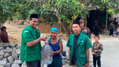 PAC GP Ansor Cikarang Utara bersama Bagana menyalurkan bantuan 15.000 liter air bersih dan air minum kepada warga terdampak kekeringan di wilayah Cibarusah, Kabupaten Bekasi.
