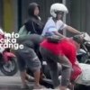 Tumpahan solar diduga membuat permukaan jalan di kawasan Kandang Roda, Cikarang Selatan, menjadi licin. Sejumlah pengendara motor dilaporkan tergelincir saat melintas.