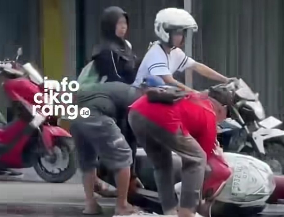 Tumpahan solar diduga membuat permukaan jalan di kawasan Kandang Roda, Cikarang Selatan, menjadi licin. Sejumlah pengendara motor dilaporkan tergelincir saat melintas.