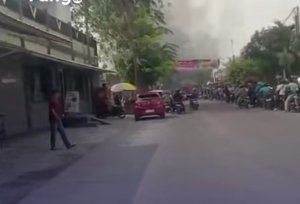 Asap tebal terlihat dari ruko yang terbakar di Jalan Pasundan, Kelurahan Adiarsa Barat, Kecamatan Karawang Barat, Kamis (20/8/2026).
