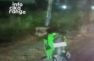 Motor Ninja mengalami kerusakan parah pada bagian depan setelah terlibat kecelakaan di Jalan Raya Rengasbandung, Cikarang Timur, Kamis (20/8/2026) malam.