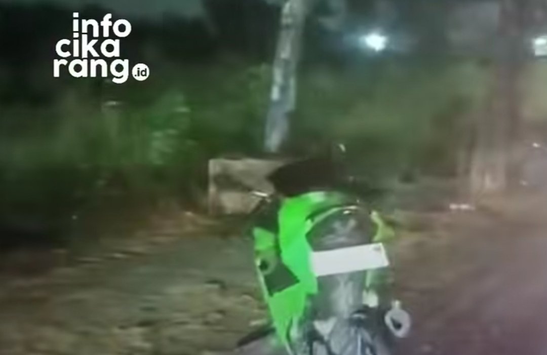 Motor Ninja mengalami kerusakan parah pada bagian depan setelah terlibat kecelakaan di Jalan Raya Rengasbandung, Cikarang Timur, Kamis (20/8/2026) malam.