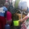 Warga Desa Karangsegar, Pebayuran, Kabupaten Bekasi, mengantre mendapatkan bantuan air bersih di tengah kemarau panjang, Jumat (21/8/2026) pagi.