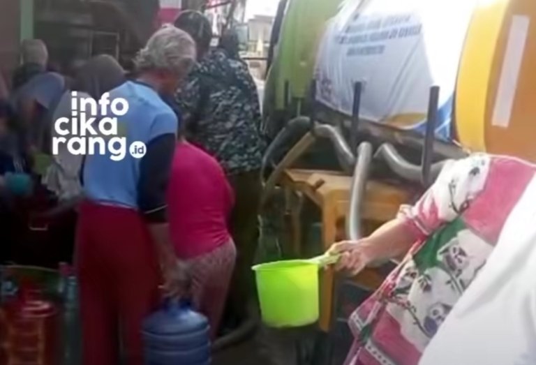 Warga Desa Karangsegar, Pebayuran, Kabupaten Bekasi, mengantre mendapatkan bantuan air bersih di tengah kemarau panjang, Jumat (21/8/2026) pagi.